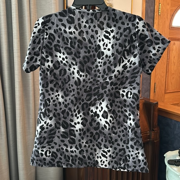 Jockey Wildcat style 2344 pewter/black animal print scrub top size XS ~ like new - Picture 8 of 8
